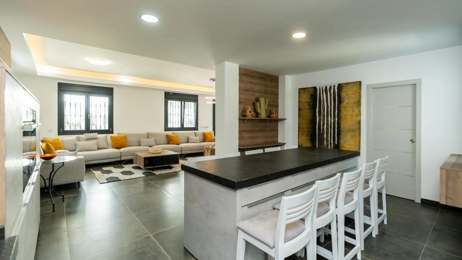 Newly Renovated 6 Bdrm Grand Villa W Pool And Views 马尔韦利亚