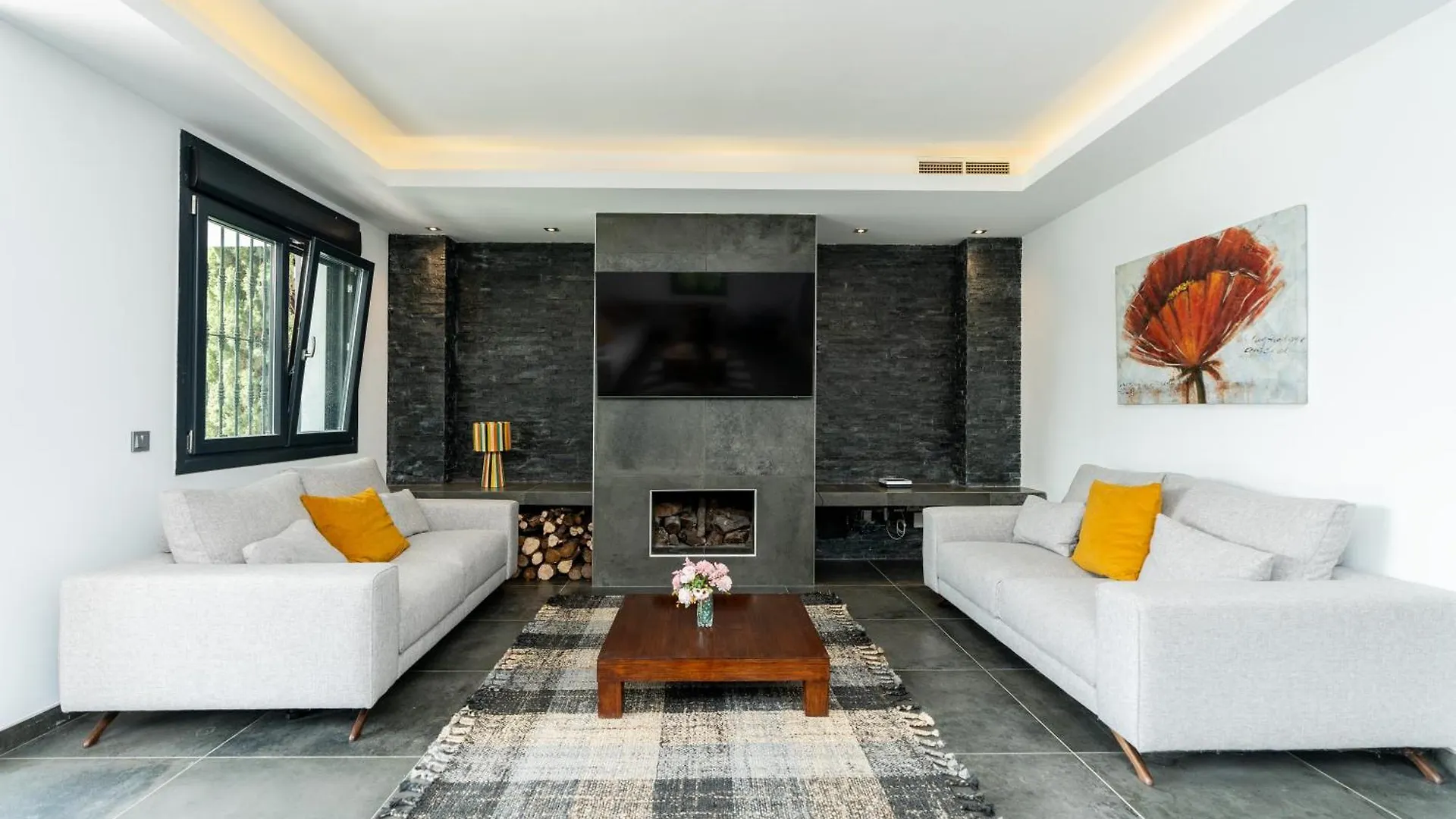 Newly Renovated 6 Bdrm Grand Villa W Pool And Views 马尔韦利亚 0*,  西班牙