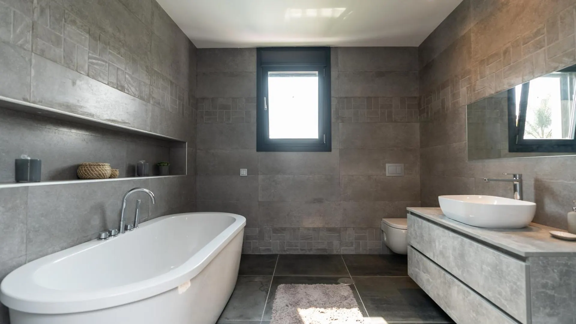 Newly Renovated 6 Bdrm Grand Villa W Pool And Views 马尔韦利亚