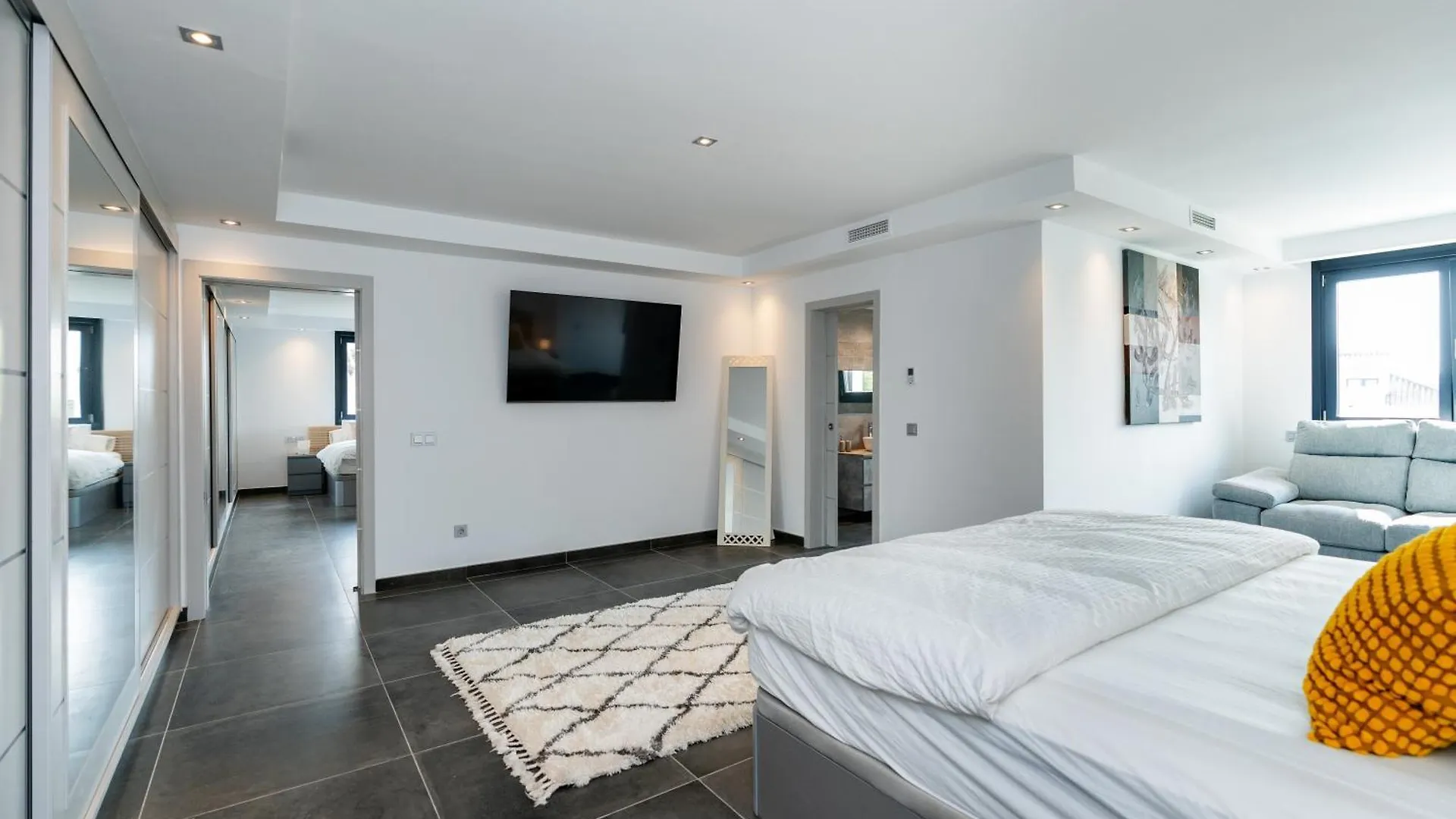 Newly Renovated 6 Bdrm Grand Villa W Pool And Views 马尔韦利亚