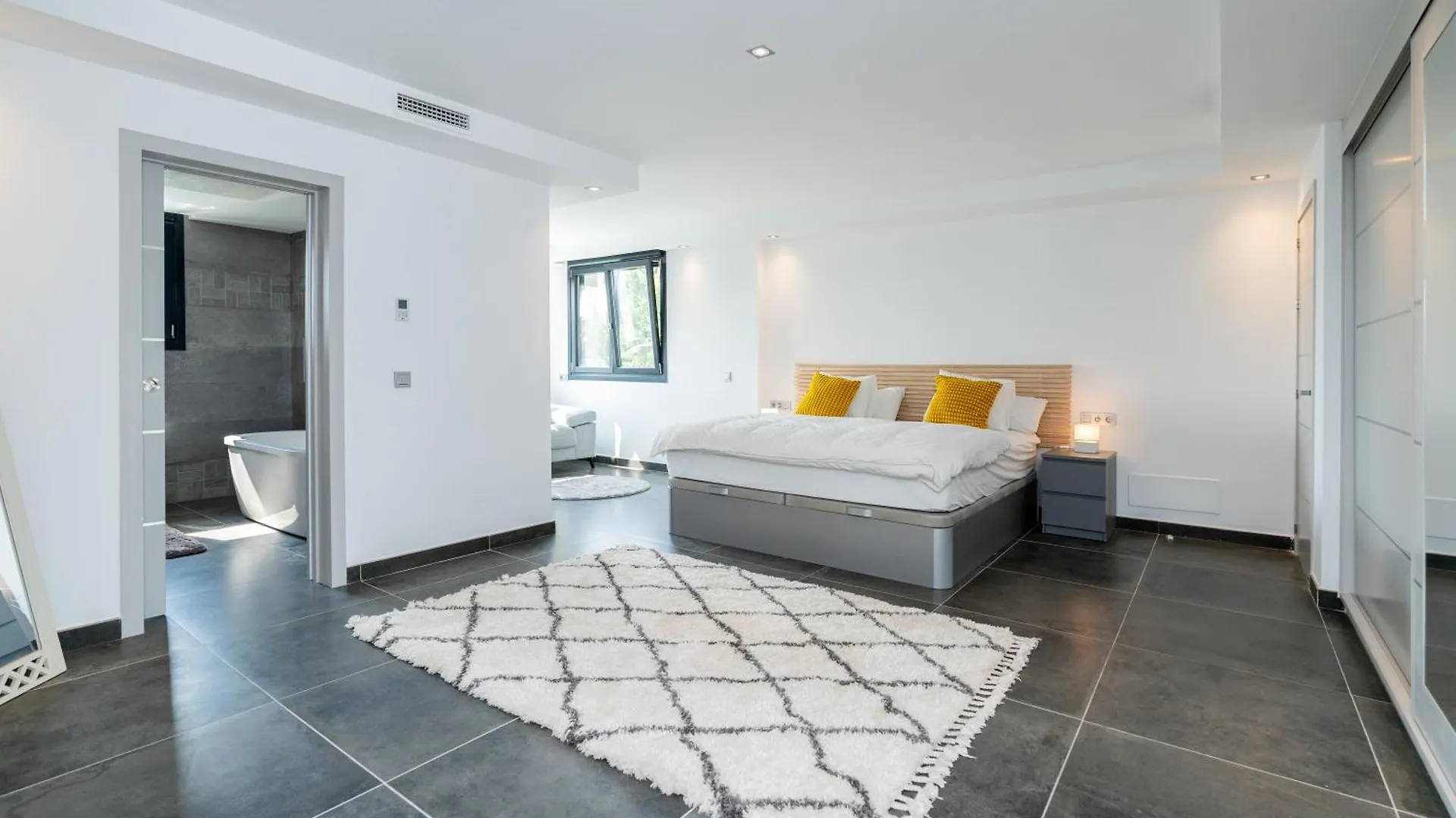 公寓 Newly Renovated 6 Bdrm Grand Villa W Pool And Views 马尔韦利亚