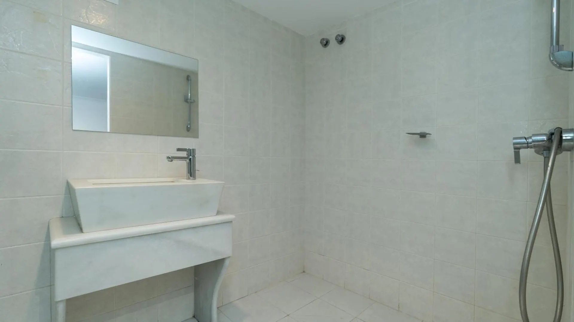 公寓 Newly Renovated 6 Bdrm Grand Villa W Pool And Views 马尔韦利亚