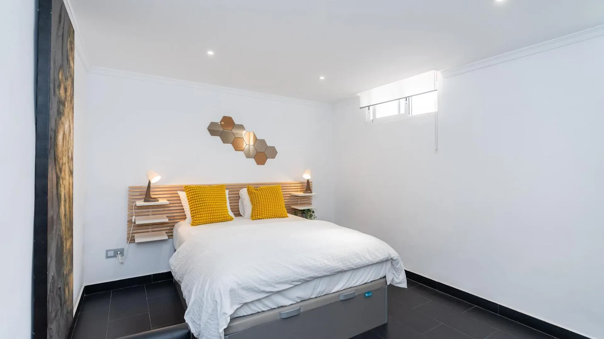 Newly Renovated 6 Bdrm Grand Villa W Pool And Views 马尔韦利亚